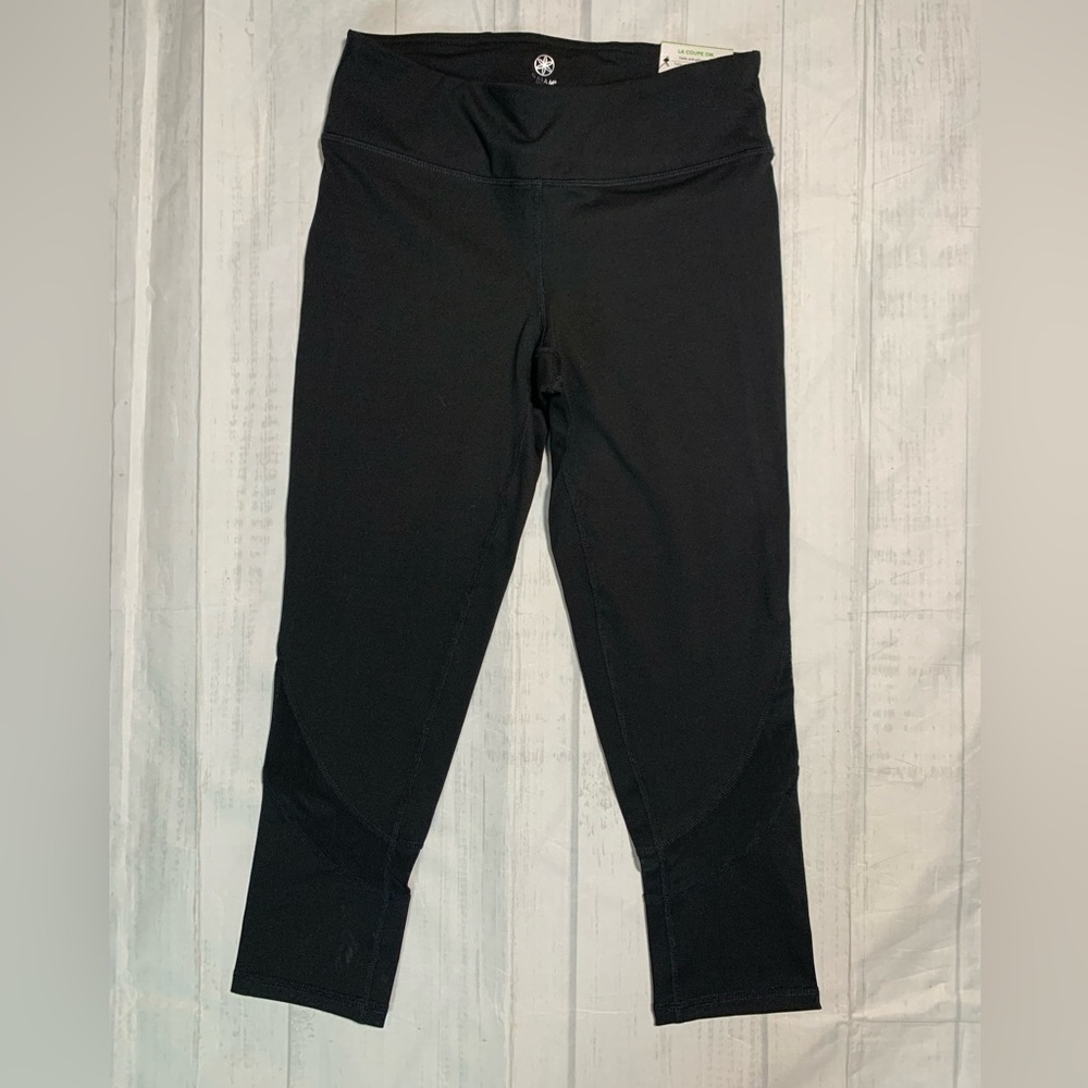 NWT Gaiam black leggings. Crop. Size S.